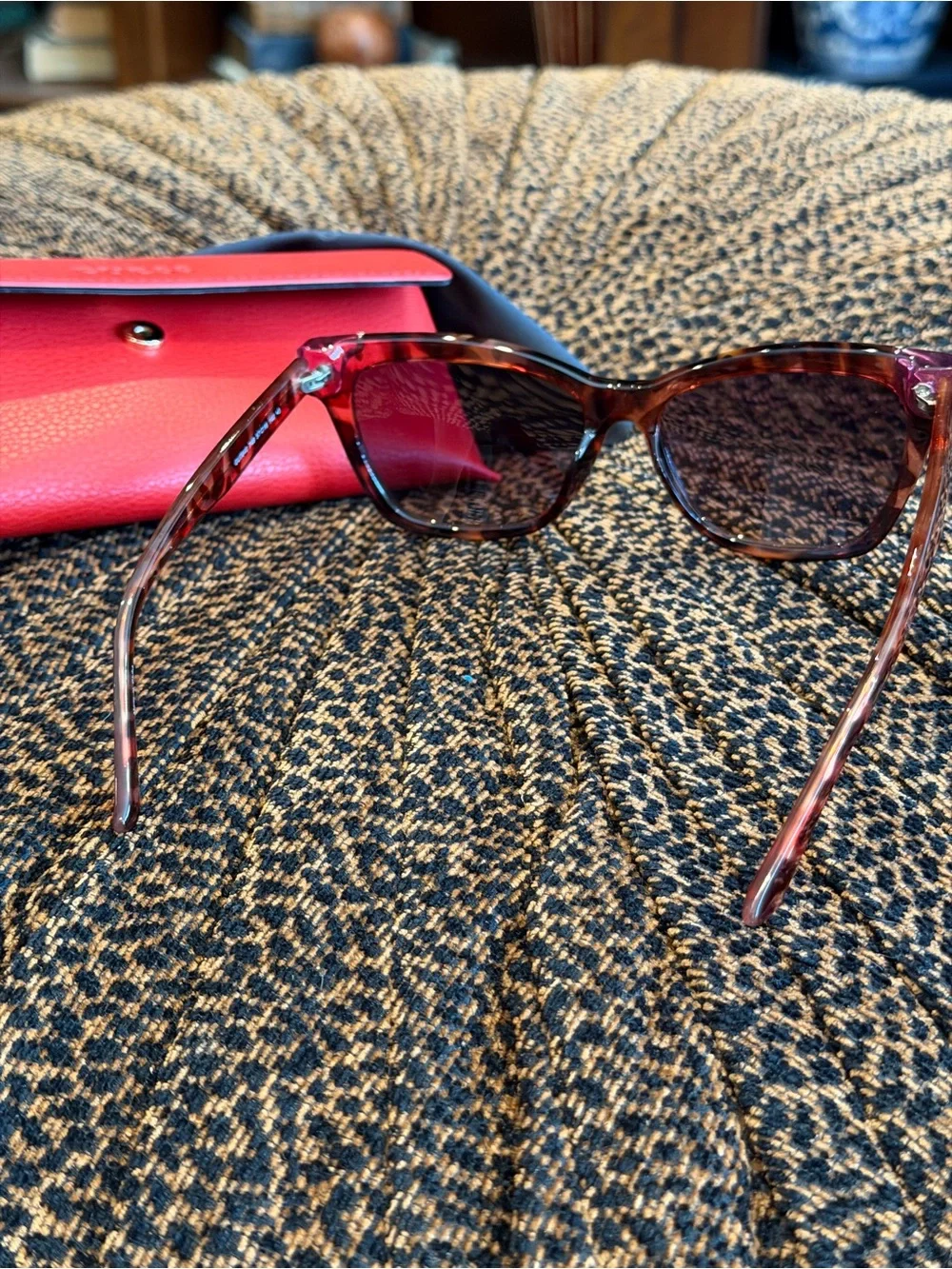 New with case and cloth Guess Tortoise and Pink Sunglasses
